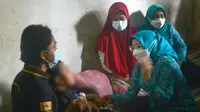 Istri Eri Cahyadi mendatangi rumah penderita celebral palsy di Petemon Surabaya. (Dian Kurniawan/Liputan6.com)