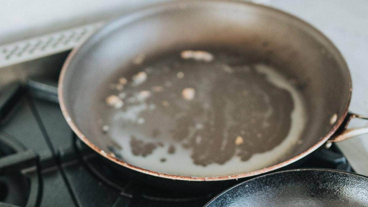 Memiliki peralatan memasak seperti wajan yang terbuat dari besi memang rawan berkarat. Jika sudah berkarat, peralatan dapur berbahan besi akan mudah rapuh hingga memiliki sifat racun. Sifat racun ini tentu saja akan membahayakan peralatan masak lain. Untu