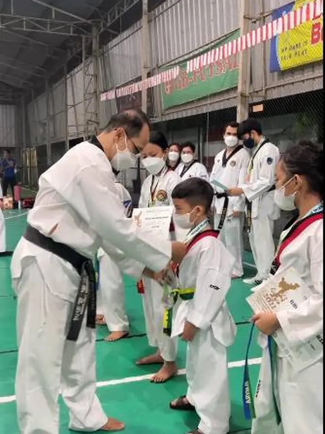 Raih Medali, Ini 5 Potret Tya Ariesta dan Putranya yang Menekuni Taekwondo