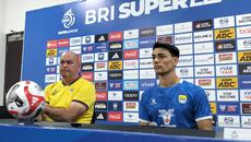 Pemain Persib Bandung, Federico Barba (kanan), dan sang pelatih, Bojan Hodak, dalam sesi konferensi pers, Jumat (26/12/2025), menjelang laga melawan PSM Makassar.  (Bola.com/Erwin Snaz)