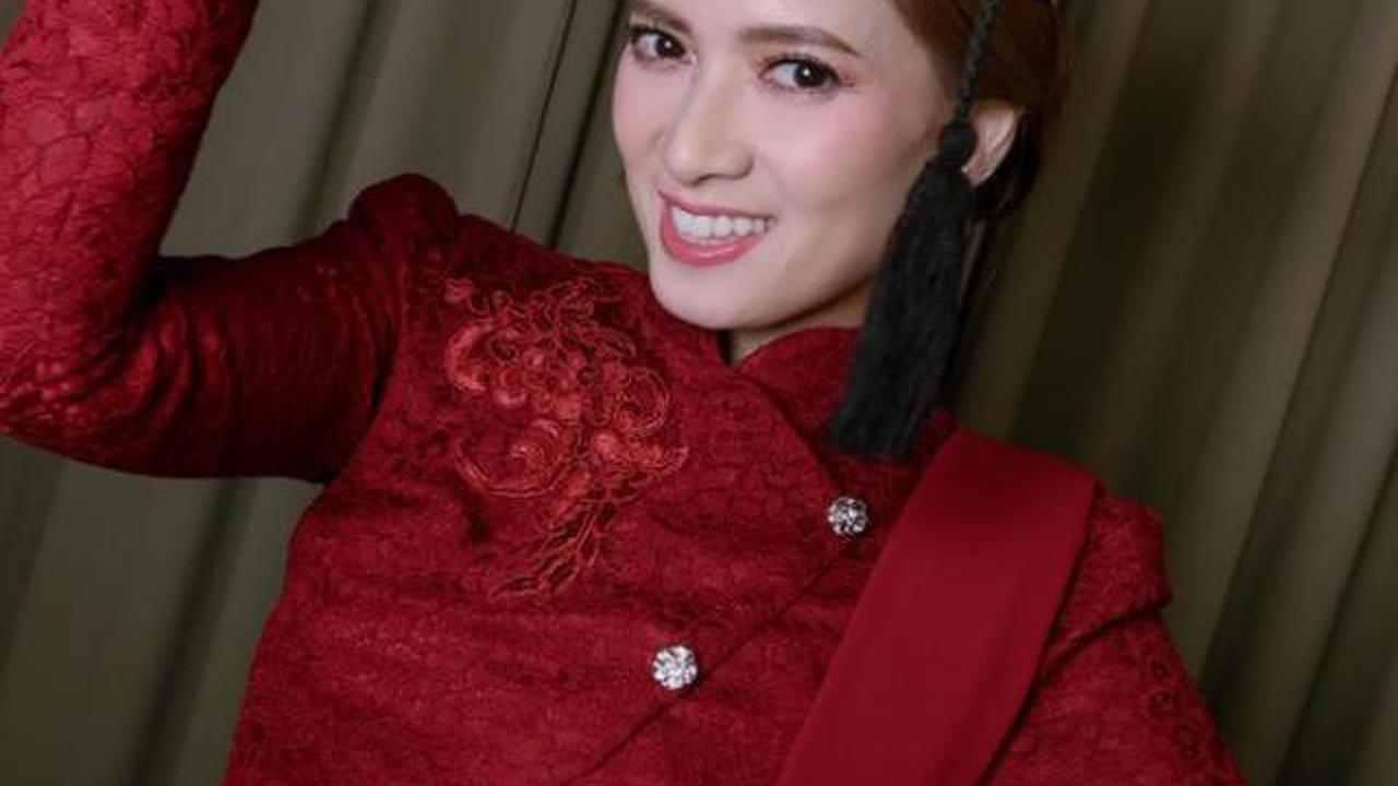 5 Model Kebaya Janggan Merah Chika Jessica saat Wisuda Sarjana, Cantik dan Elegan
