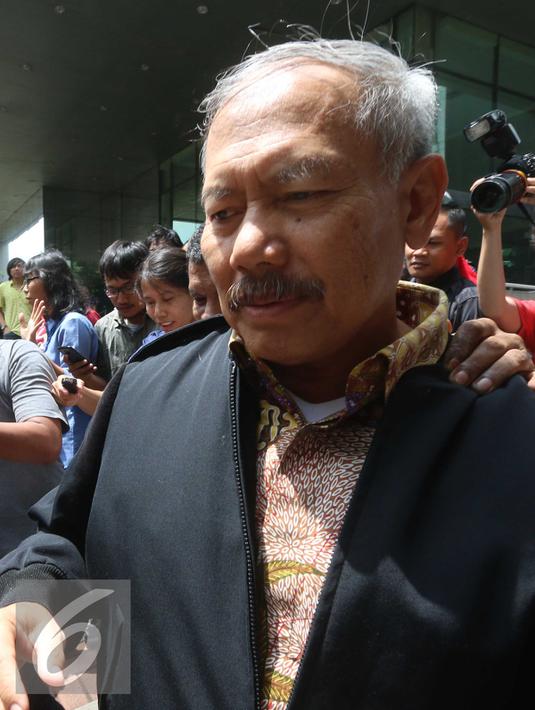 Wakil DPRD DKI Jakarta, Ferri Sofyan terlihat lesu usai diperiksa oleh komisi Pemberantasan korupsi (KPK), Jakarta, Senin (11/4/2016). Ferri diperiksa sebagai saksi kasus M. Sanusi dalam raperda Reklamasi Pesisir Jakarta. (Liputan6.com/Helmi Afandi)