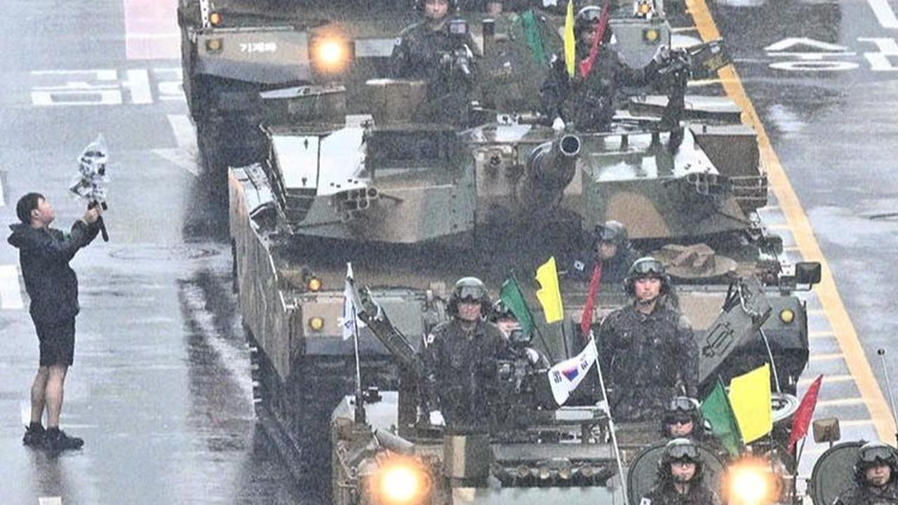 Puluhan tank hingga rudal balistik dikerahkan dalam parade militer yang disebut-sebut sebagai peringatan keras untuk Korea Utara.