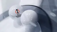 Foto menunjukkan logo kompetisi pada bola undian sebelum pengundian babak 16 besar turnamen sepak bola Liga Eropa UEFA 2024-2025 di House of European Football di Nyon, pada 21 Februari 2025. (Valentin Flauraud/AFP)