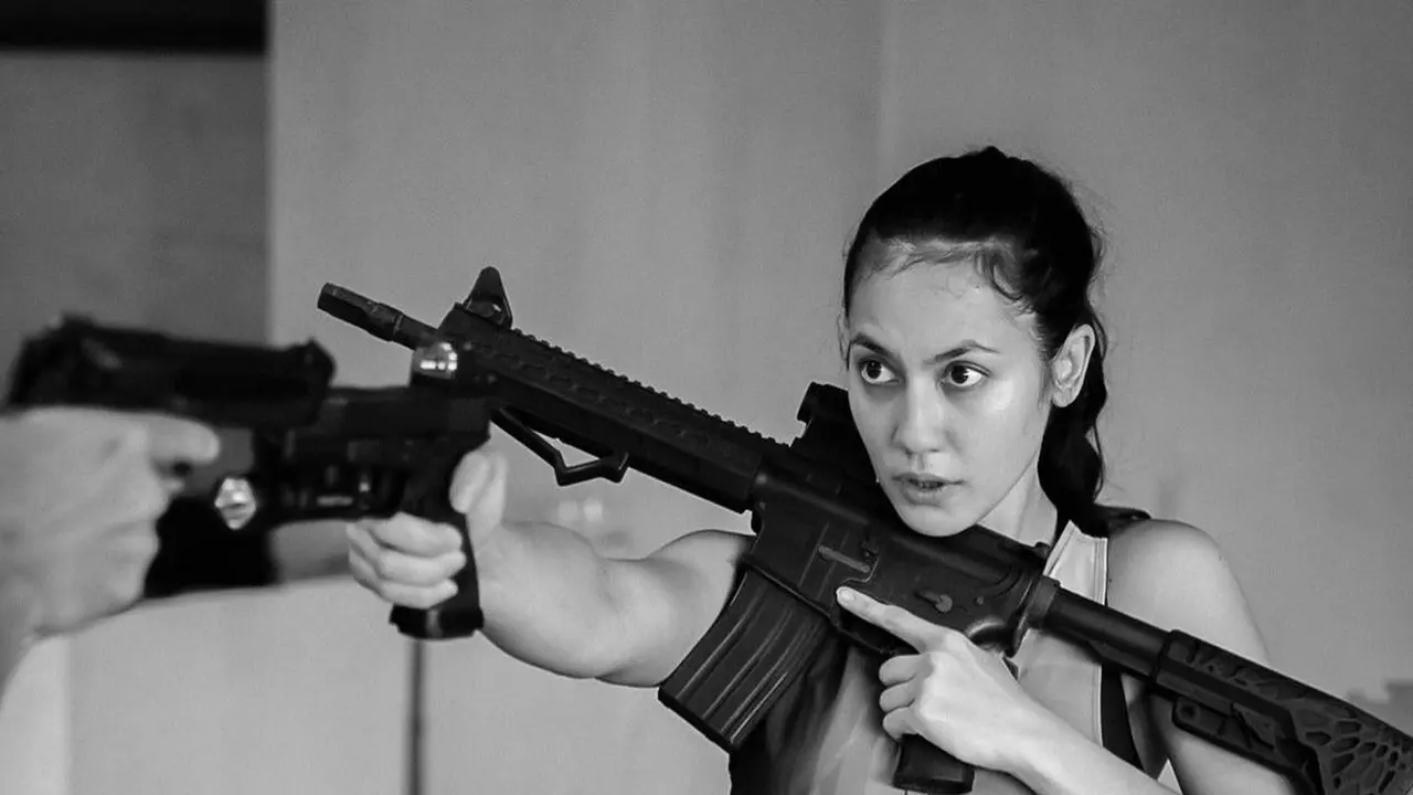 6 Gaya Pevita Pearce Latihan Menembak Ini Bak Angelina Jolie