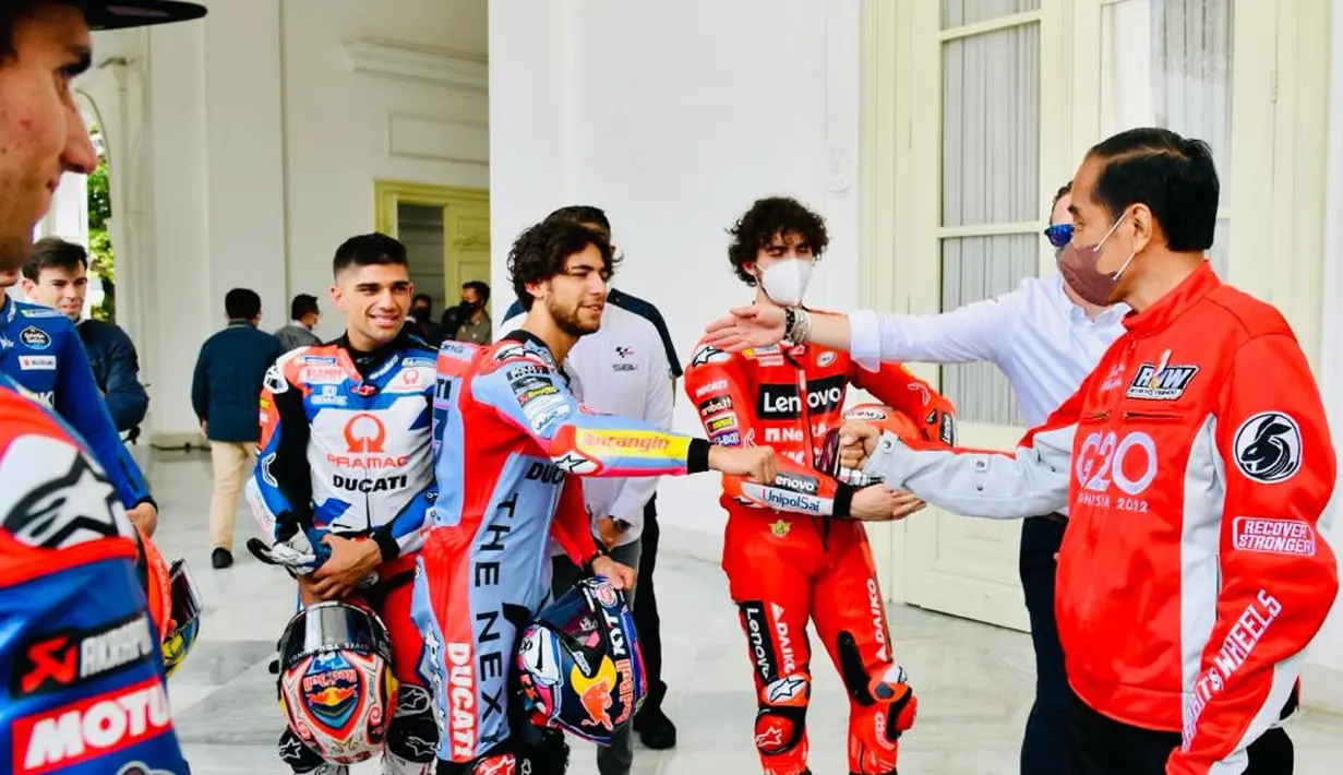 Presiden Joko Widodo atau Jokowi menyambut kedatangan para pembalap MotoGP di Istana Merdeka, Jakarta, Rabu (16/3/2022). Para pembalap datang dengan memakai setelah baju khusus balap motor yang akan dipakai dalam Grand Prix Indonesia di Mandalika pada 20 Maret 2022. (Biro Pers/Setpres)