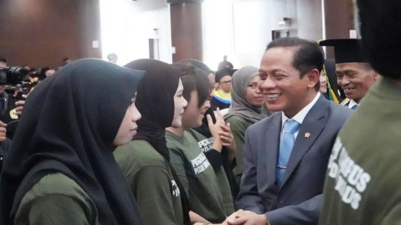 Menteri Lingkungan Hidup RI Hanif Faisol Nurofiq mengukuhkan Mahasiswa Penggerak Pilah Sampah di ULM.
