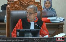 Soroti 'Ruang Gelap' Syarat Layanan Seluler, Hakim Saldi Isra Bawa Kartu Perdana ke Sidang MK