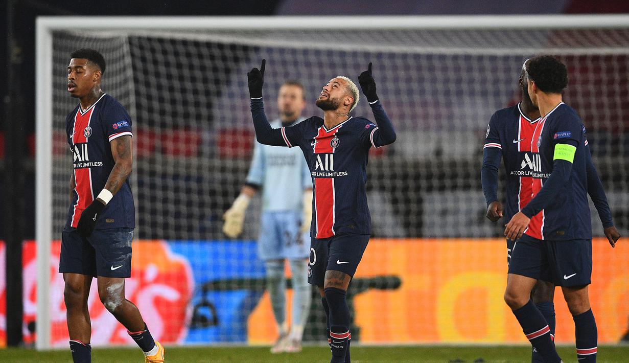 Striker Paris Saint-Germain, Neymar (tengah), melakukan selebrasi usai mencetak gol keduanya ke gawang Istanbul Basaksehir dalam laga lanjutan Liga Champions 2020/21 Grup H di Parc des Princes Stadium , Paris, Rabu (9/12/2020). PSG menang 5-1 atas Basaksehir. (AFP/Franck Fife)
