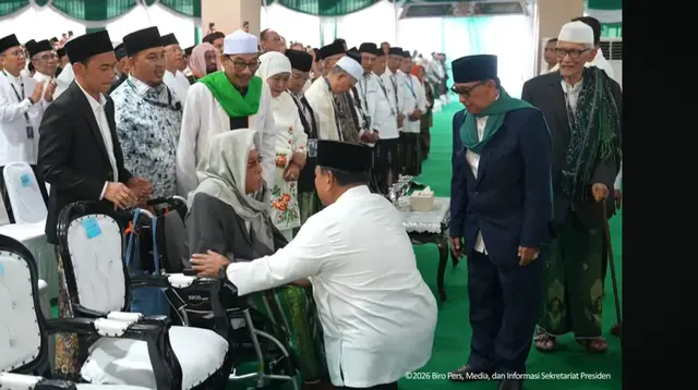Momen Hangat Prabowo Sungkem ke Kiai Sepuh di Muktamar NU