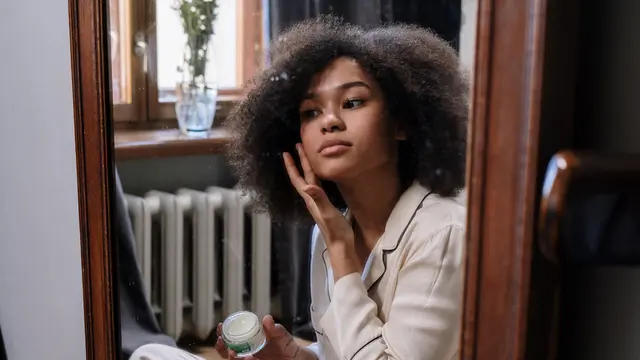 7 Tips Menjaga Kelembapan Kulit agar Wajah Sehat Berseri