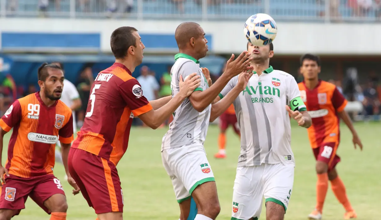 Bek Surabaya United, Otavio Dutra, mengontol bola pada babak 8 besar Piala Jenderal Sudirman melawan Borneo FC di Stadion Maguwoharjo, Sleman, Minggu (13/12/2015). (Bola.com/Nick Hanoatubun)
