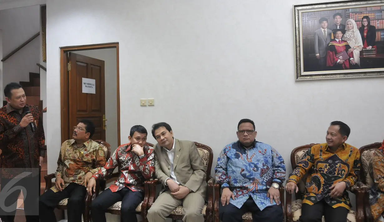 Suasana kunjungan Komisi III DPR di kediaman Calon Kapolri Komjen Pol Tito Karnavian di Pasar Minggu, Jakarta, Rabu (22/6). Kunjungan ini bagian dari rangkaian seleksi calon Kapolri. (Liputan6.com/Johan Tallo)