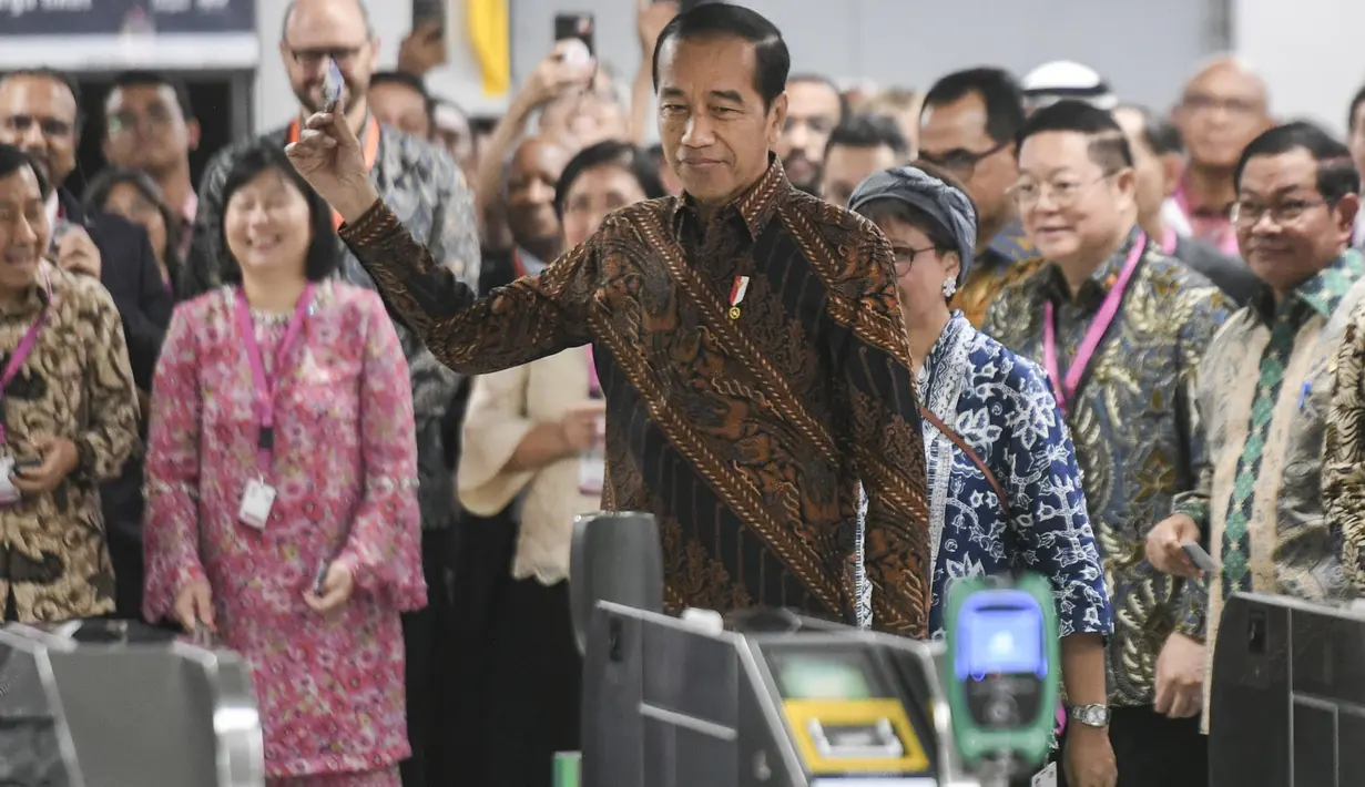 Jokowi diberikan kartu jelajah berganda edisi khusus ASEAN yang diluncurkan untuk memperingati HUT ke-56 ASEAN. (FOTO: ANTARA FOTO/Hafidz Mubarak A/pool)
