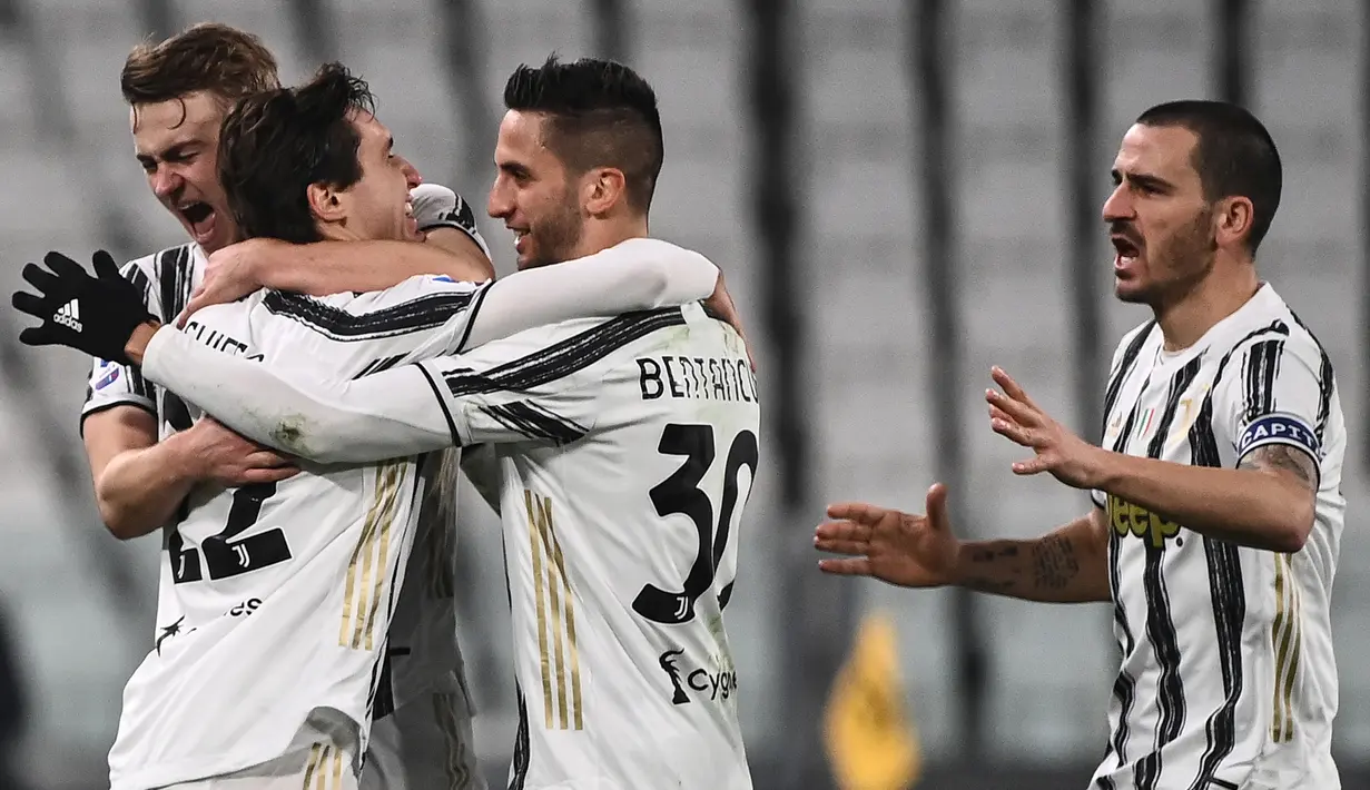 Pemain Juventus merayakan gol yang dicetak Federico Chiesa ke gawang Atalanta pada laga lanjutan Liga Italia di Allianz Stadium, Kamis (17/12/2020) dini hari WIB. Juventus bermain imbang 1-1 menghadapi Atalanta. (AFP/Marco Bertorello)