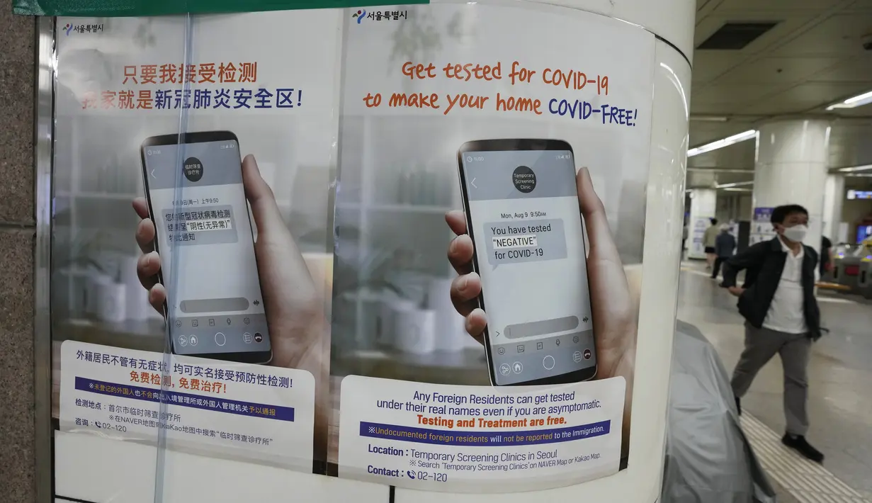 Seorang pria yang mengenakan masker melewati poster tentang tindakan pencegahan terhadap virus corona di stasiun kereta bawah tanah di Seoul, Korea Selatan, Rabu (1/9/2021). Korea Selatan pada hari Rabu melaporkan lebih dari 2.000 kasus virus corona baru. (AP Photo/Ahn Young-joon)