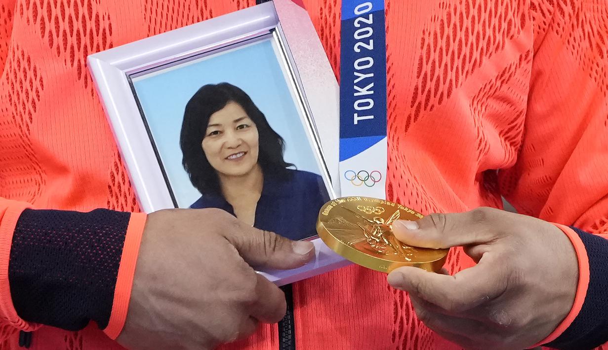 Atlet yang berasal dari Perfektur Okinawa tersebut mengungkapkan bahwa ibunya, yang meninggal pada 2019 silam, merupakan orang yang selalu mendukung dirinya sejak kecil. Ia berpikir bahwa ibunya akan tersenyum dan menangis di surga ketika dirinya berhasil persembahkan emas. (Foto: AP/Vincent Thian)