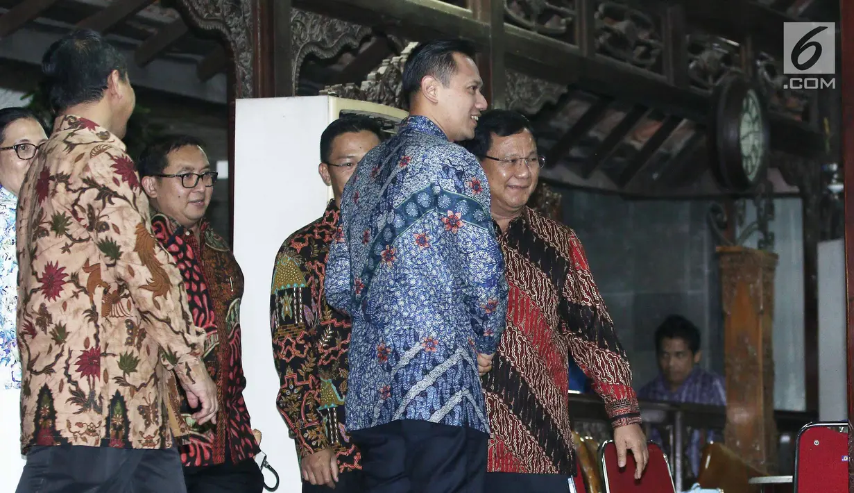 Putra Sulung Presiden RI ke 6 Susilo Bambang Yudhoyono, Agus Harimurti Yudhoyono menyambut ketum Gerinda, Prabowo Subianto di kediaman SBY di Cikeas, Bogor, Jawa Barat, Kamis (27/7). (Liputan6.com/Herman Zakharia)