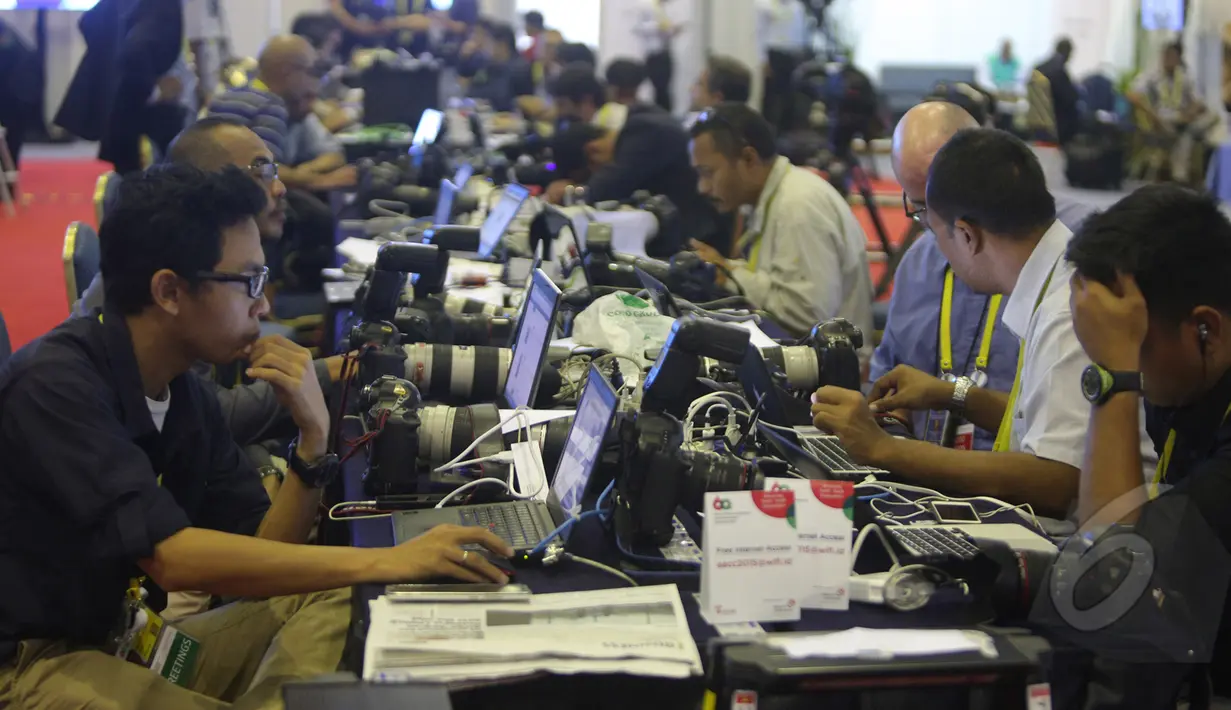 Sejumlah jurnalis dari berbagai negara melakukan peliputan pembukaan Konferensi Asia Afrika 2015 dari area Media Center, JCC Jakarta, Rabu (22/4/2015). (Liputan6.com/Herman Zakharia)