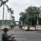 Pengendara melintasi deretan karangan bunga yang dipajang di depan Markas Kodam Jaya, Jakarta, Senin (23/11/2020). Ratusan karangan bunga dikirim masyarakat sebagai bentuk dukungan terhadap TNI dan Polri atas tindakan tegas kepada pelanggar protokol kesehtan Covid-19. (merdeka.com/Iqbal S Nugroho)