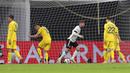Striker Jerman, Timo Werner, mencetak gol ke gawang Ukraina pada laga UEFA Nations League di Red Bull Arena, Minggu (15/11/2020). Jerman menang dengan skor 3-1. (AP/Michael Sohn)