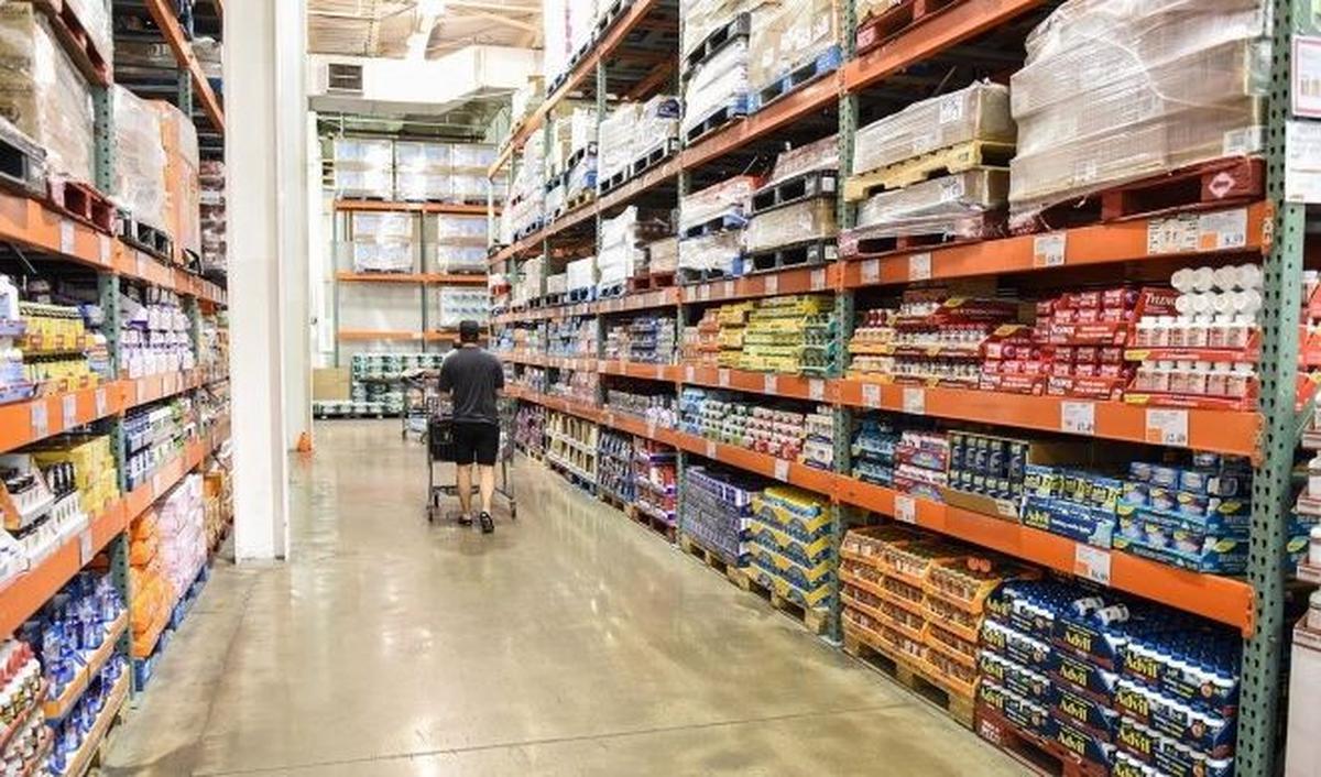 Cerita ini bermula saat Ia dan temannya yang bernama Ibon pergi ke Konbini atau semacam mini market sewaktu jam istirahat tiba. <br>