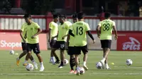 Pemain Bhayangkara FC saat mengikuti latihan jelang melawan Persija Jakarta pada laga Shopee Liga 1 di Stadion PTIK, Jakarta, Jumat (13/3). Bhayangkara gelar latihan jelang hadapi Persija. (Bola.com/Yoppy Renato)