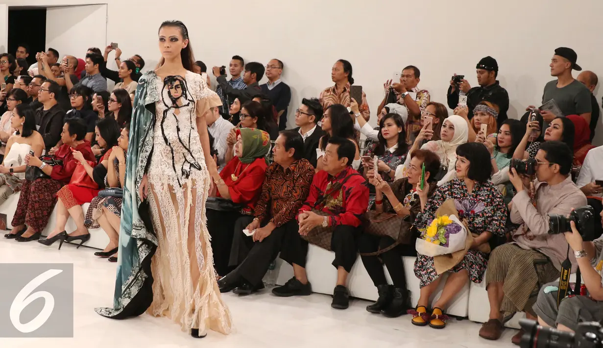 Suasana peragaan busana karya Mel Ahyar di pergelaran busana IPMI Trend Show 2017 di Senayan City, Jakarta, Selasa, (8/11). Mel Ahyar membuktikan kalau seni murni juga bisa dituangkan dalam gaya yang fashionable dan menjual. (Liputan6.com/Gempur M. Surya)