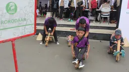 Kegiatan ini menghadirkan beragam permainan tradisional dari berbagai wilayah di Indonesia, di antaranya gobak sodor, congklak, egrang, bentengan, gasing, hingga catur karo. Tampak dalam foto, anak-anak mencoba permainan tradisional di acara Teras Main Indonesia 2025 di Taman Mini Indonesia Indah (TMII), Jakarta, Sabtu (15/11/2025). (merdeka.com/Arie Basuki)