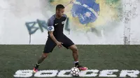 Neymar saat mengontrol bola pada laga sepak bola mini yang merupakan bagian dari  Neymar Junior Institute project di  Praia Grande, Sao Paulo, Brasil, (9/7/2016). (AFP/Miguel Schincariol)