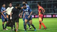 Pemain Arema FC, Andrianto, saat mendapat perawatan setelah mengalami cedera pada laga kontra Bhayangkara FC. (Bola.com/Iwan Setiawan)