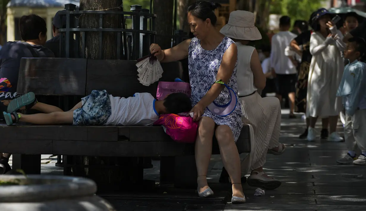 Pada hari Senin, suhu rata-rata adalah 62,6 derajat Fahrenheit (17,01 derajat Celcius), mencetak rekor yang hanya bertahan selama 24 jam. (AP Photo/Andy Wong)