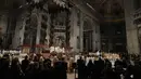 Suasana Misa Malam Natal, di Basilika Santo Petrus, di Vatikan, Jumat (24/12/2021). Di acara tersebut, Paus Fransiskus mengatakan meskipun ada kebangkitan kasus COVID-19 yang telah mendorong mandat vaksin baru untuk karyawan Vatikan. (AP Photo/Alessandra Tarantino)