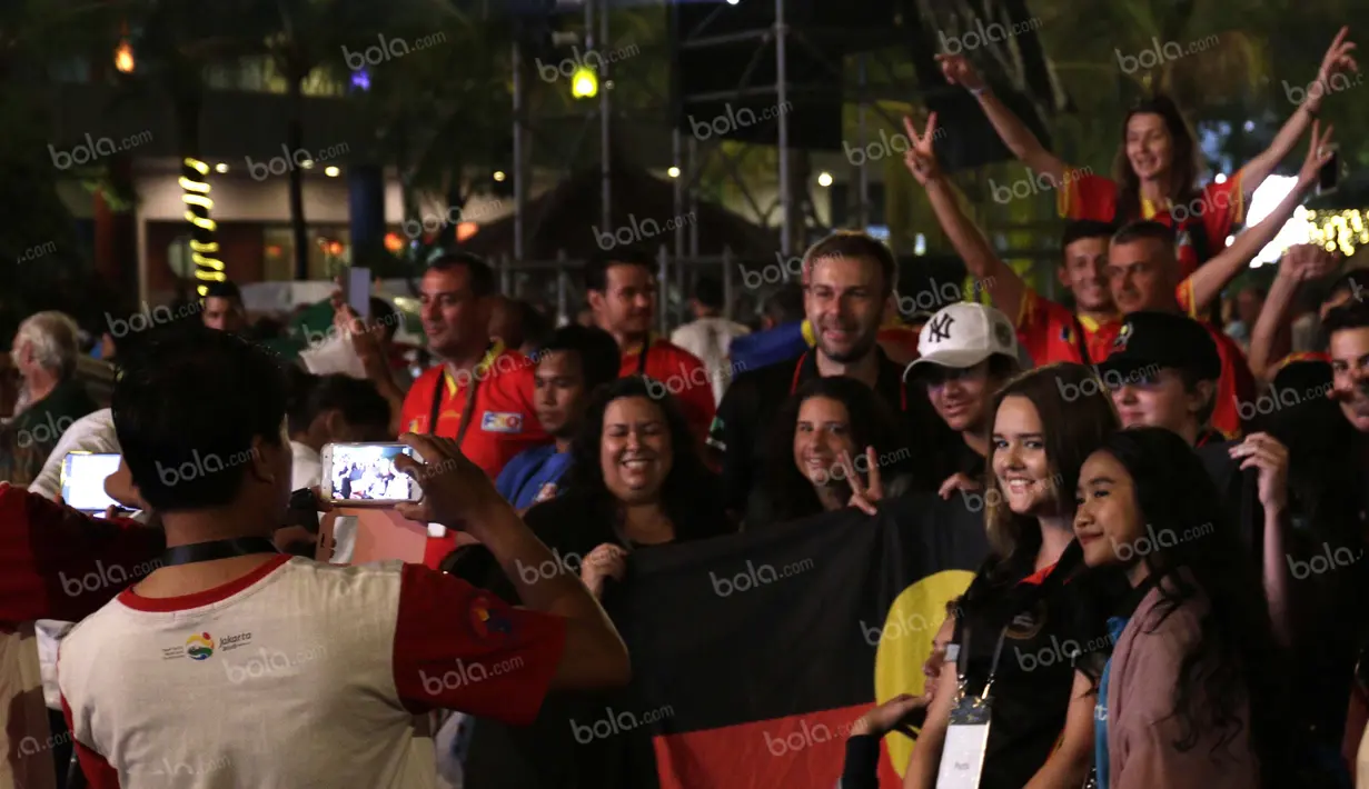 Meski diguyur hujan, peserta dari 87 negara tetap antusias mengikuti acara Pembukaan TAFISA Games 2016 di Pantai Karnaval Taman Impian Jaya Ancol, Sabtu (8/10/2016). (Bola.com/Arief Bagus)