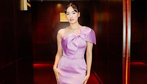 Seakan membawa aura Park Min Young, yang begitu melekat dengan karakter Kim Mi-so, Mawar tampil penuh pesona dalam balutan gaun ungu pastel yang memancarkan keanggunan sekaligus kepercayaan diri seorang leading lady..[@mawar_eva].