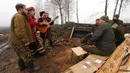 Sekelompok seniman tampil untuk tentara Garda Nasional Ukraina saat memperingati Natal dekat perbatasan Rusia di Kharkiv, Ukraina, 24 Desember 2022. (AP Photo/Andrii Marienko)