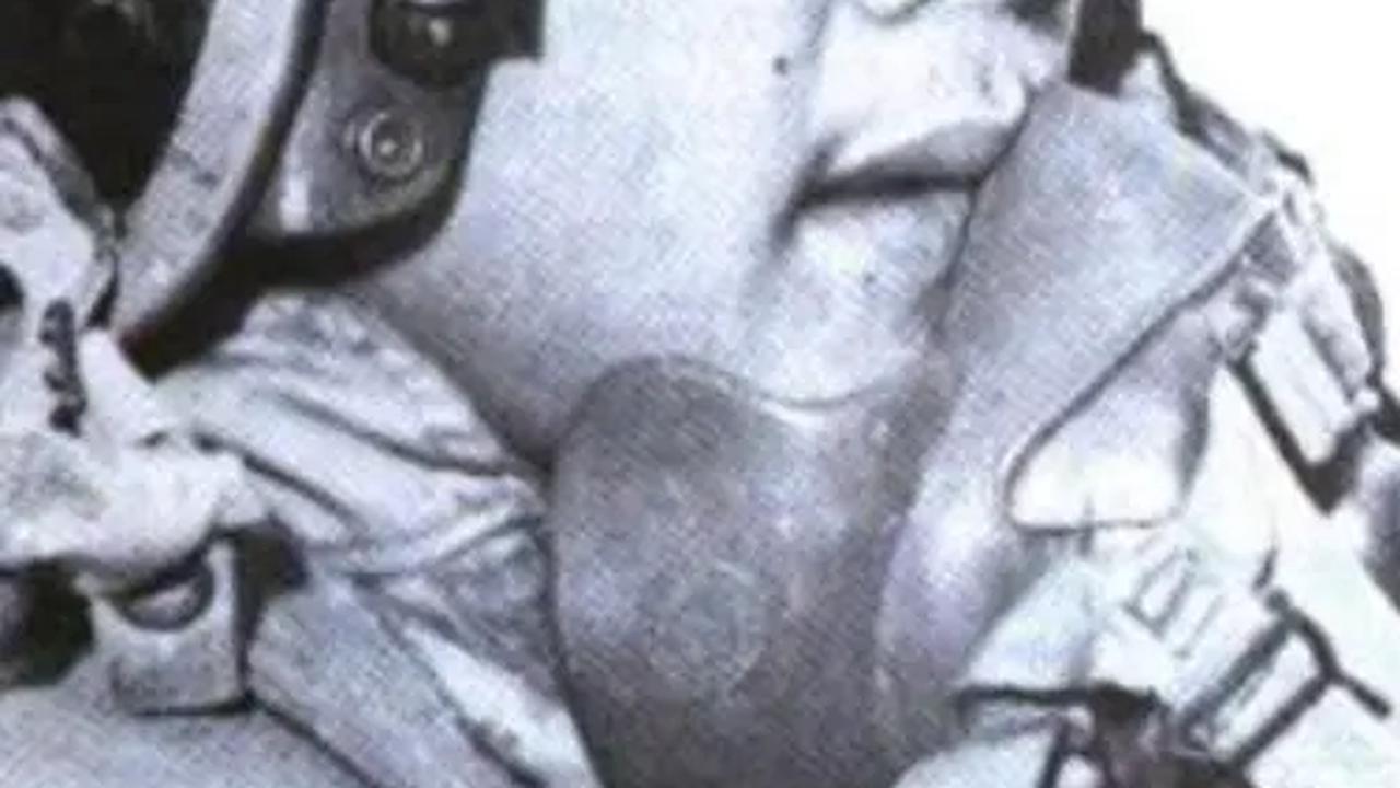 Foto close up seorang pilot tempur Angkatan Udara Republik Indonesia di kokpit Jet MiG-21
