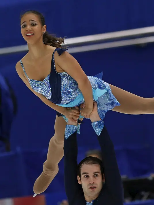Amani Fancy (atas) bersama pasangannya Christopher Boyadji dari Inggris menunjukkan kebolehan mereka dalam menari di atas es dalam Grand Prix ISU Figure Skating di Nagano, Jepang, (28/11).  (REUTERS/Yuya Shino)