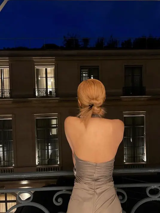 Dress tersebut memiliki detail backless yang mengekspos punggung Rose BLACKPINK. (Instagram/roses_are_rosie).