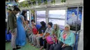 Sebuah rangkaian KRL Commuter Line didekorasi bertema film Cinderella. Tokoh dongeng Cinderella memberikan bunga pada seorang anak di Commuter Line Jakarta - Bogor, Jakarta, Sabtu (14/02/2015). (Liputan6.com/Andrian M Tunay)