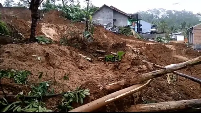 Longsor besar di Desa Pacarmulyo Kecamatan Leksono, Wonosobo nyaris menimbun puluhan warga. (Foto: Liputan6.com/Tangkapan layar video/Muhamad Ridlo)