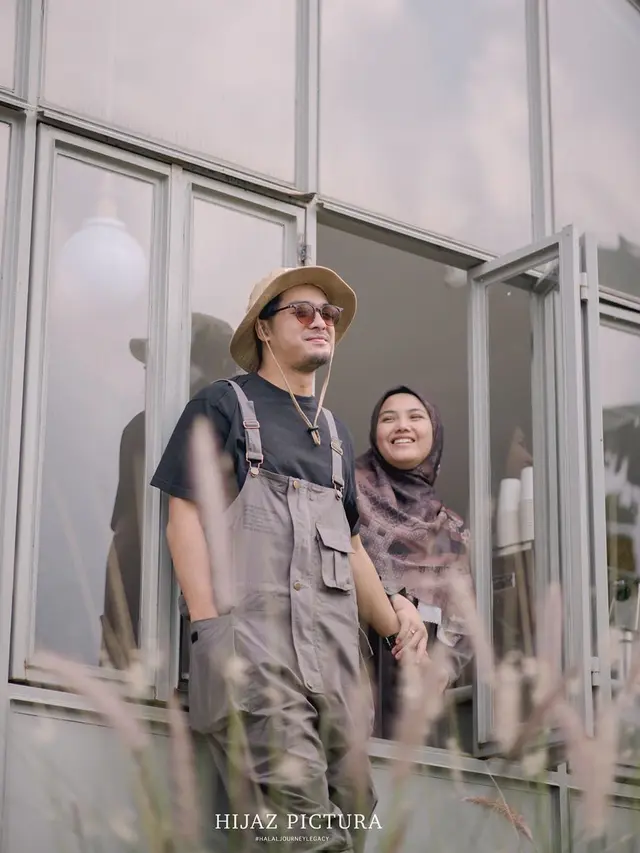 7 Potret Post Wedding Ricky Harun dan Herfiza, Romantis Bak Pasangan Muda