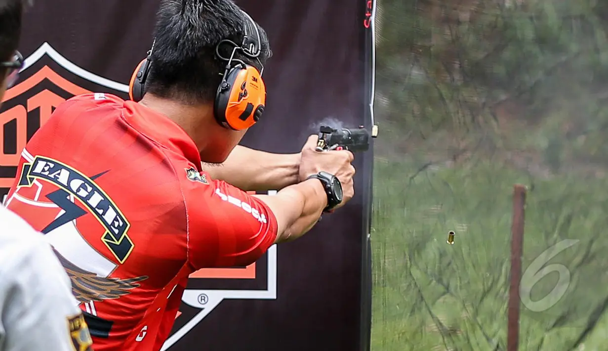 Seorang member dari Mabua Shooting Club Indonesia (MSCI) menjajal kemampuan menembaknya di Lapangan Tembak Senayan, Jakarta, Jumat (22/5/2015). Mabua Harley Davidson menyalurkan hobi bagi para pemilik motor Harley Davidson. (Liputan6.com/Faizal Fanani)