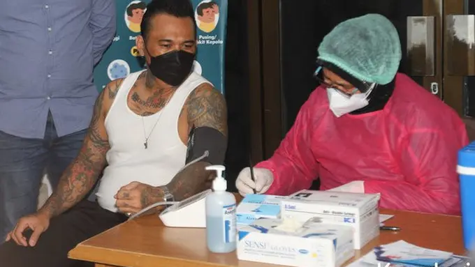 6 Momen Jerinx SID Disuntik Vaksin Sinovac di Mabes Polri, Ditemani Nora Alexandra