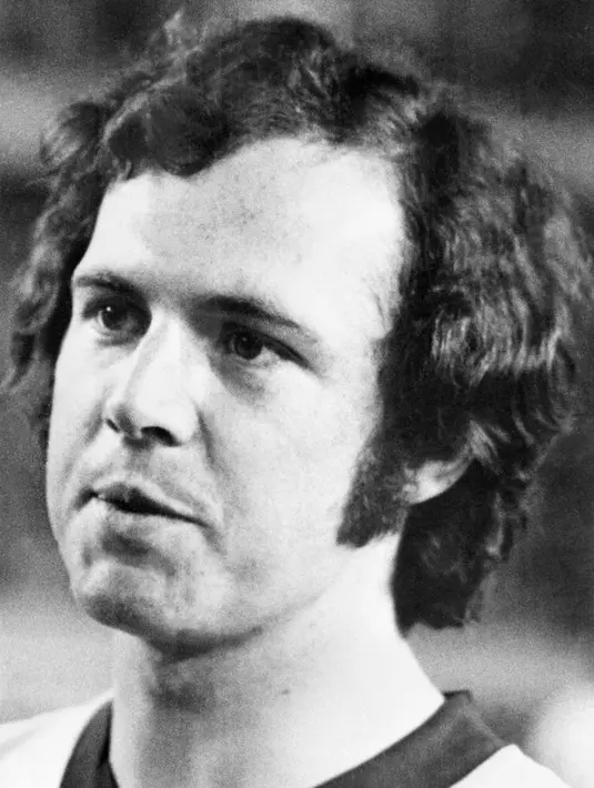Untuk penghargaaan individu, Beckenbauer memenangkan trofi pemain terbaik Jerman sebanyak empat kali dan dua kali di ajang Ballon d'Or. (STAFF / AFP, File)