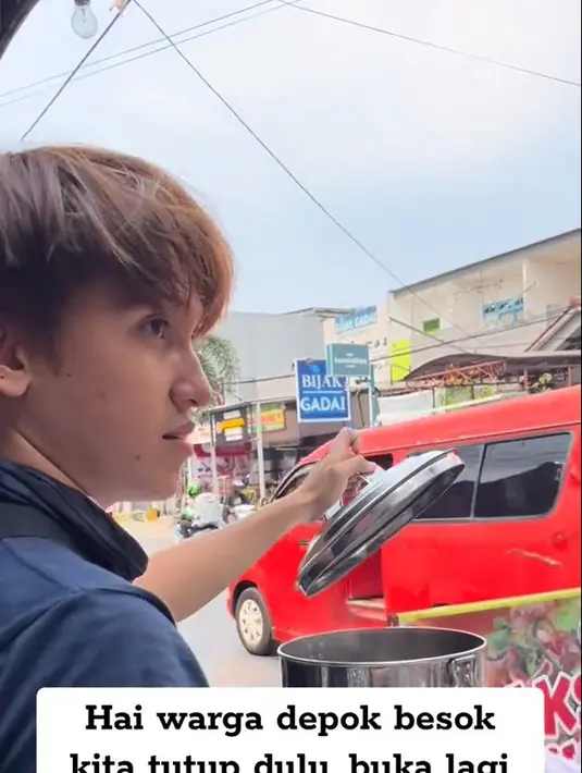 Penampilan ayah dua orang anak itu kerap mencuri perhatian. Seperti inilah potret terbaru Sidik Eduard yang sukses mencuri perhatian netizen. Memiliki paras tampan dan berdarah bule. [TikTok/dheeduard]