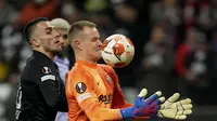 Kiper Barcelona, Marc-Andre ter Stegen, beraksi dalam leg pertama perempat final Liga Europa 2021/2022 melawan Eintracht Frankfurt  di Deutsche Bank Park, Jumat (8/4/2022) dini hari WIB. (AP/Michael Probst)