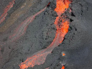 Foto udara yang diambil pada tanggal 2 Juli 2023 ini menunjukkan pemandangan letusan gunung berapi Piton de la Fournaise di pulau La Reunion. (Richard BOUHET / AFP)