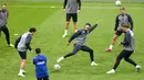 Pemain Denmark Yussuf Poulsen melakukan pemanasan saat sesi latihan di Johan Cruyff Arena, Amsterdam, Belanda, Jumat (25/6/2021). Denmark akan melawan Wales pada pertandingan babak 16 besar Euro 2020. (Koen van Wael/Pool via AP)