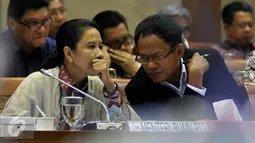Menteri BUMN, Rini Soemarno mengikuti rapat kerja dengan Komisi VI DPR di Kompleks Parlemen, Jakarta, Kamis (1/10/2015). Komisi VI mempertanyakan langkah Rini yang cenderung ke Tiongkok (Liputan6.com/Johan Tallo)
